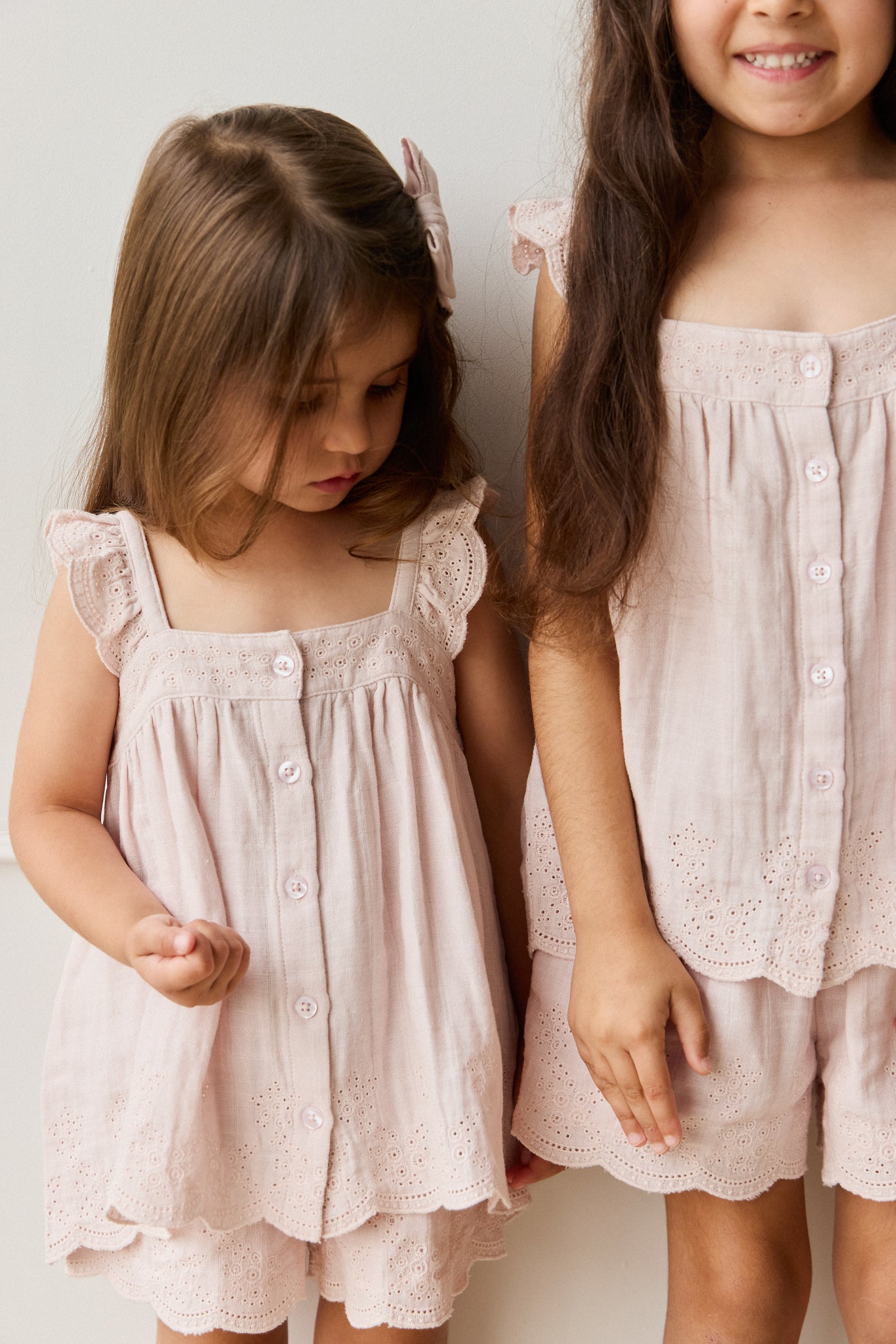 Short en mousseline de coton biologique uni lilas clair, frais, léger et respirant pour bébés (6 mois–8 ans), idéal pour l'été