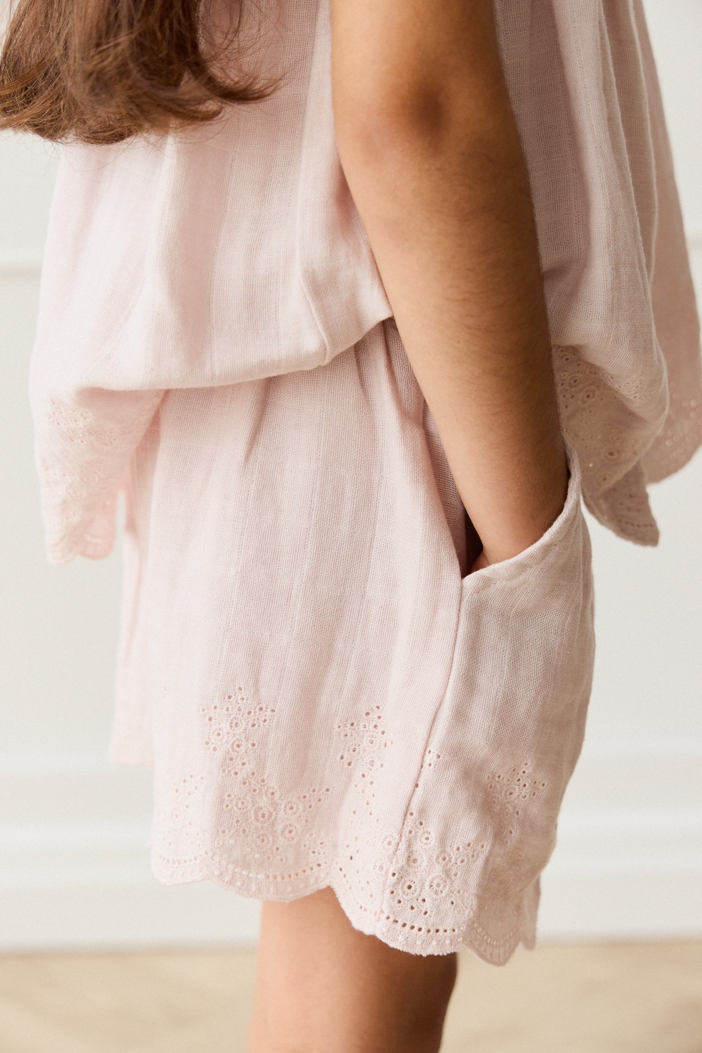 Short en mousseline de coton biologique uni lilas clair, frais, léger et respirant pour bébés (6 mois–8 ans), idéal pour l'été