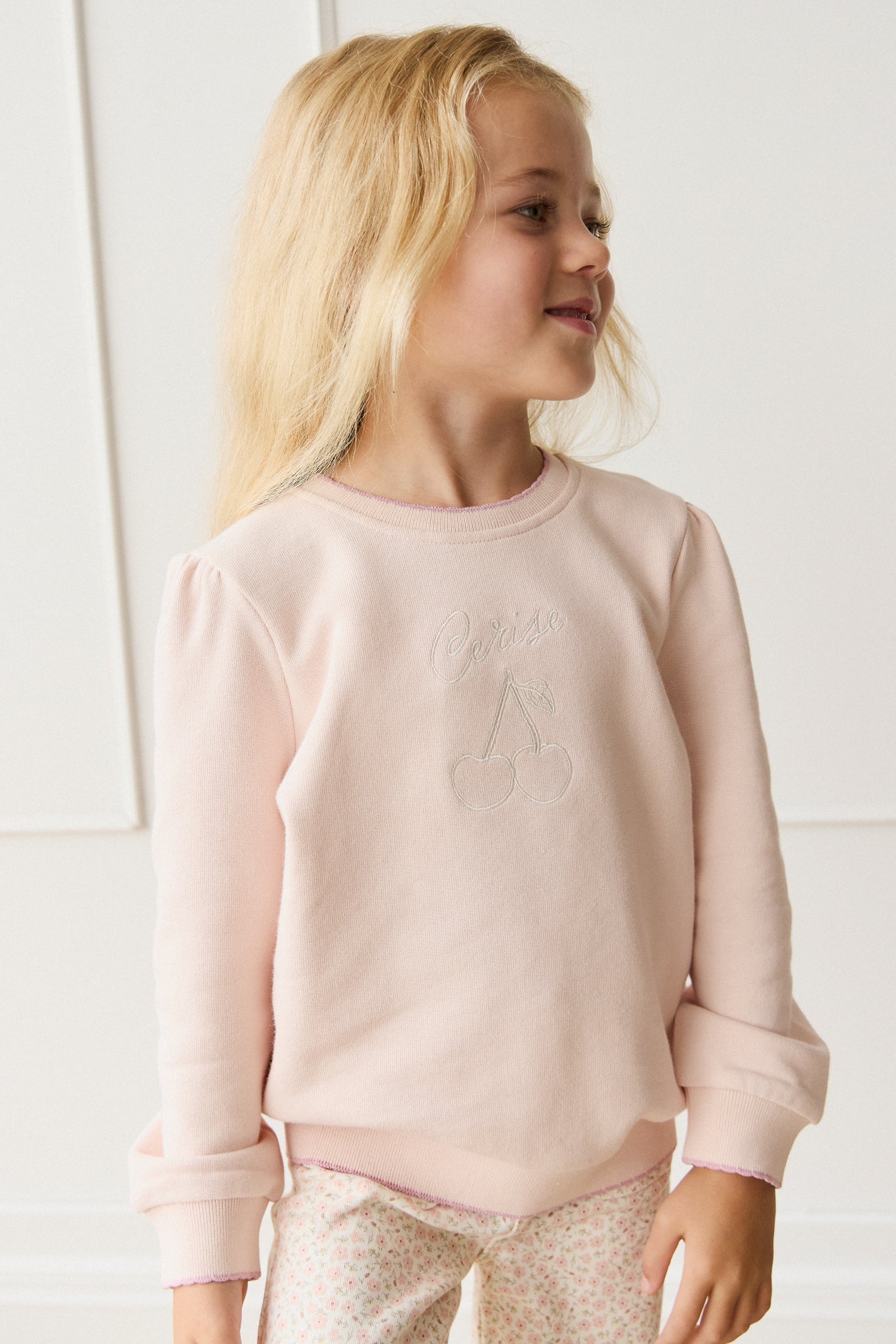 Sweat-shirt décontracté en coton-élasthanne biologique uni Morganite Cerise, doux et respirant pour le confort des filles au quotidien (6 mois-10 ans)