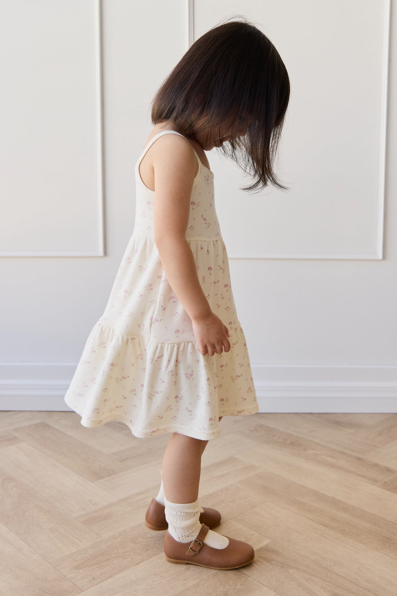 Robe en coton biologique-élasthanne à fines côtes unies, minimaliste et neutre, avec une silhouette ajustée et extensible pour le quotidien des filles (1-10 ans)