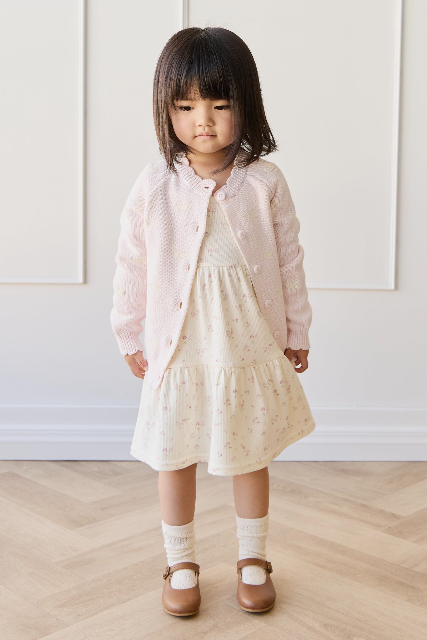 Robe en coton biologique-élasthanne à fines côtes unies, minimaliste et neutre, avec une silhouette ajustée et extensible pour le quotidien des filles (1-10 ans)