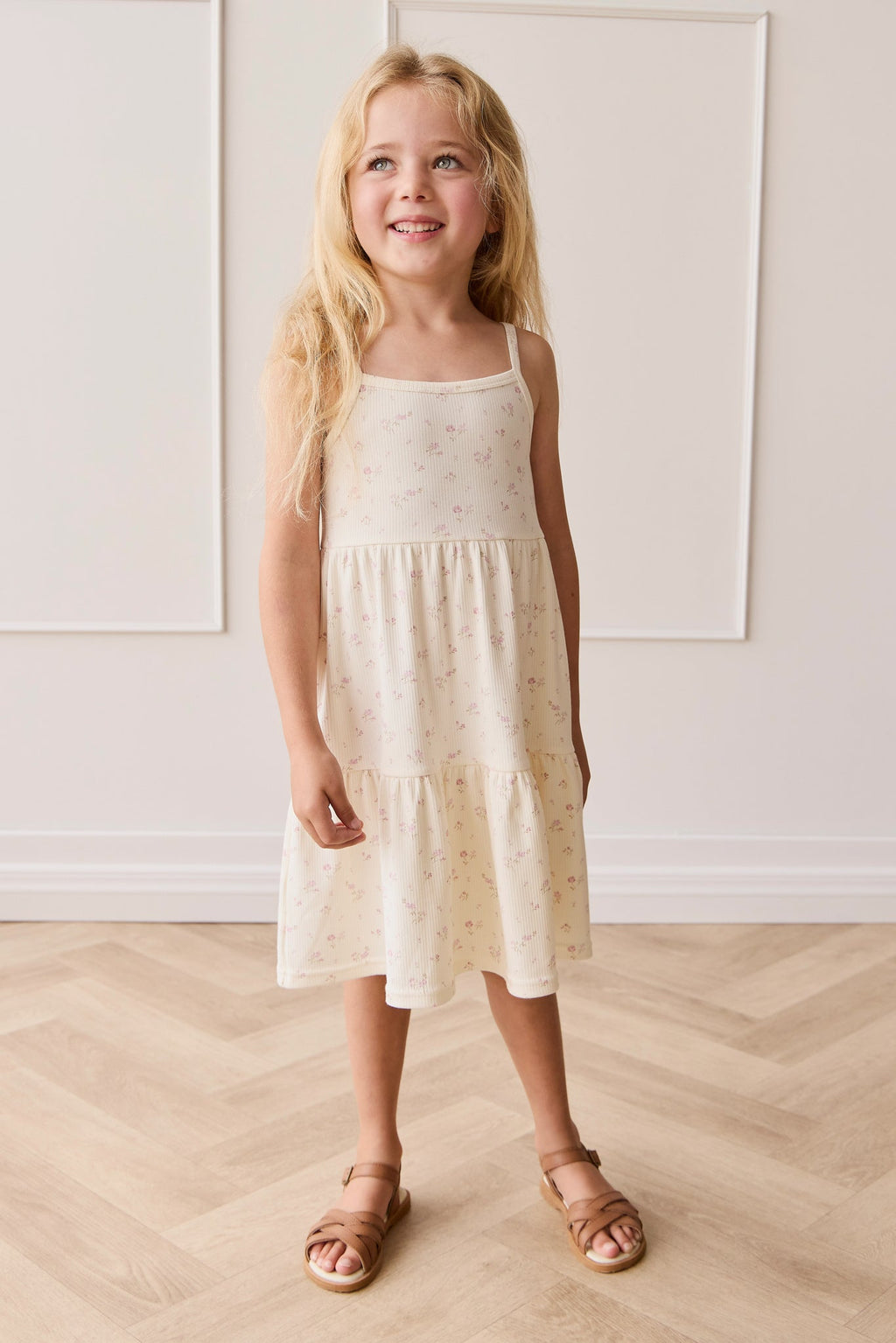 Robe en coton biologique-élasthanne à fines côtes unies, minimaliste et neutre, avec une silhouette ajustée et extensible pour le quotidien des filles (1-10 ans)