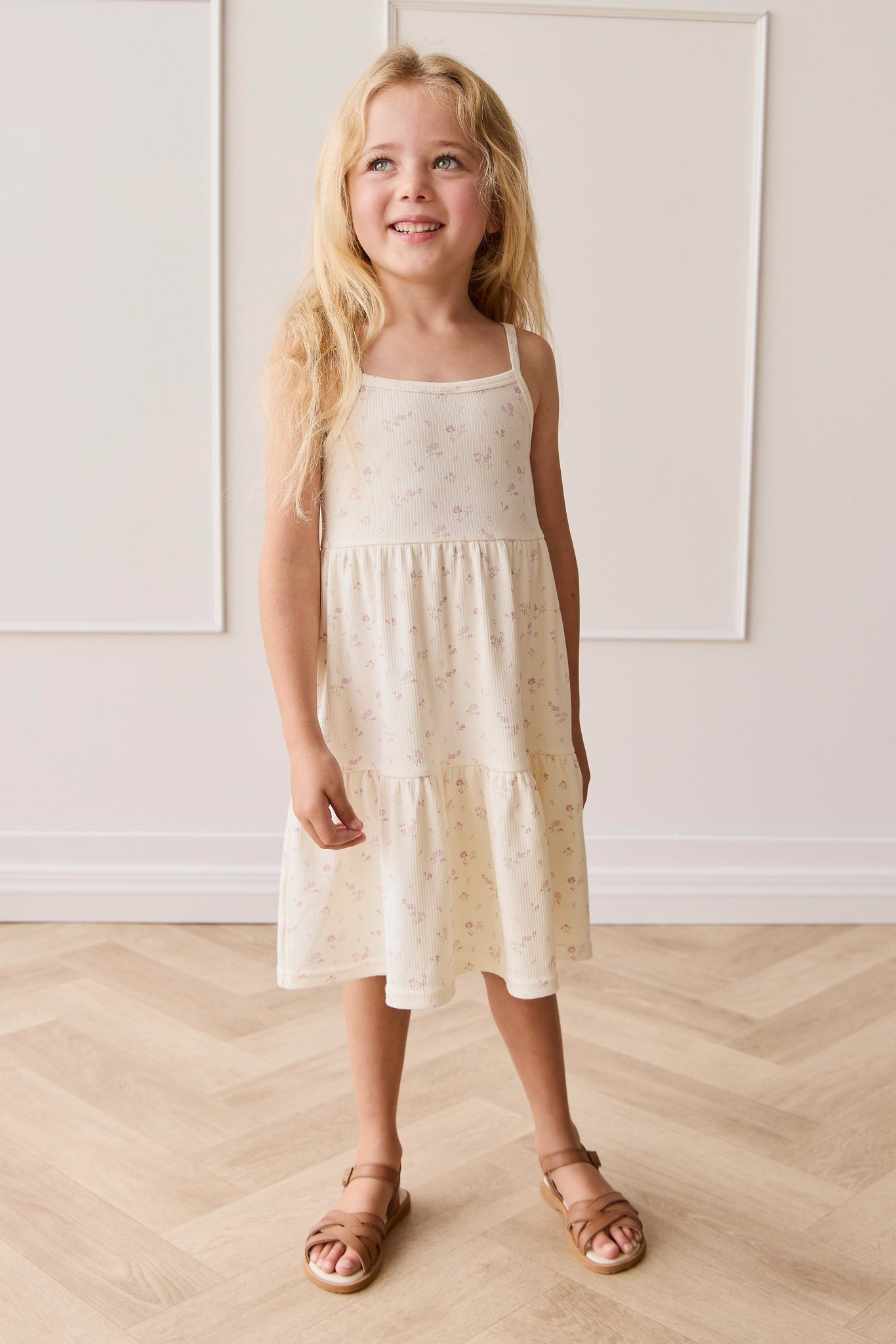 Robe en coton biologique-élasthanne à fines côtes unies, minimaliste et neutre, avec une silhouette ajustée et extensible pour le quotidien des filles (1-10 ans)