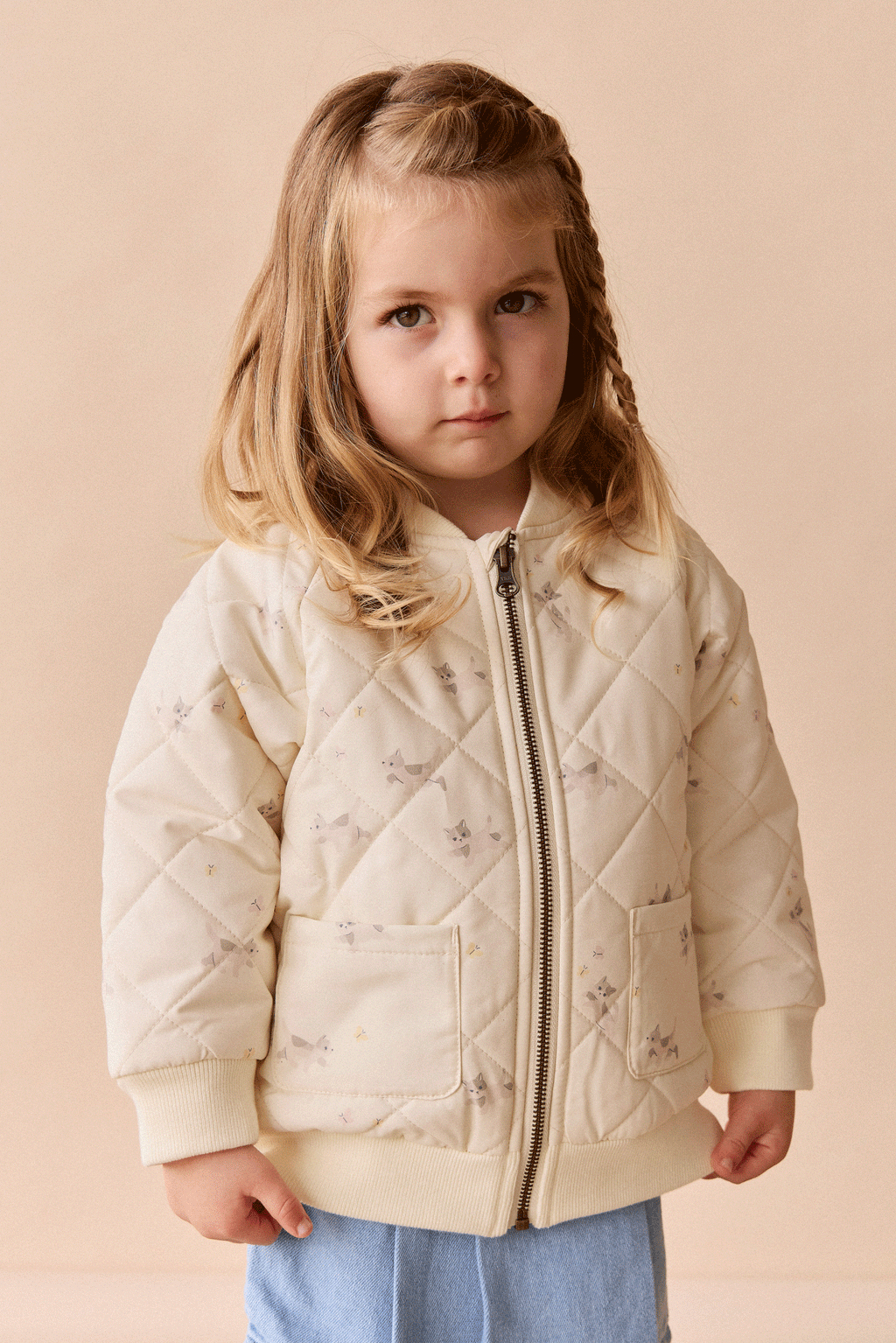 Blouson en nylon-coton recyclé imprimé chaton « Murmure ludique » avec doublure en polyester recyclé pour enfants (6M-10A) – Vêtement d’extérieur du quotidien