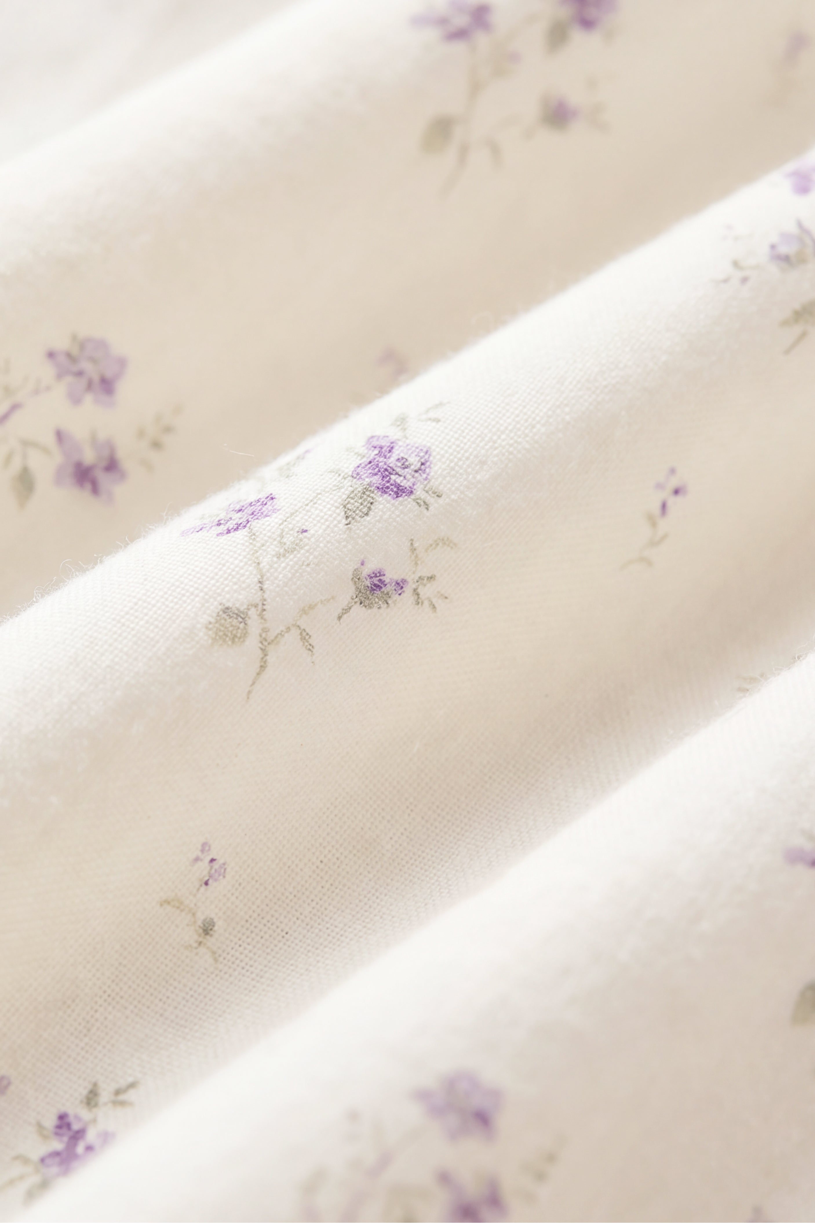 Nœud papillon en coton biologique crème, jade et lavande à imprimé floral, avec coupe raffinée d'environ 8 cm de large pour les coiffures quotidiennes des filles