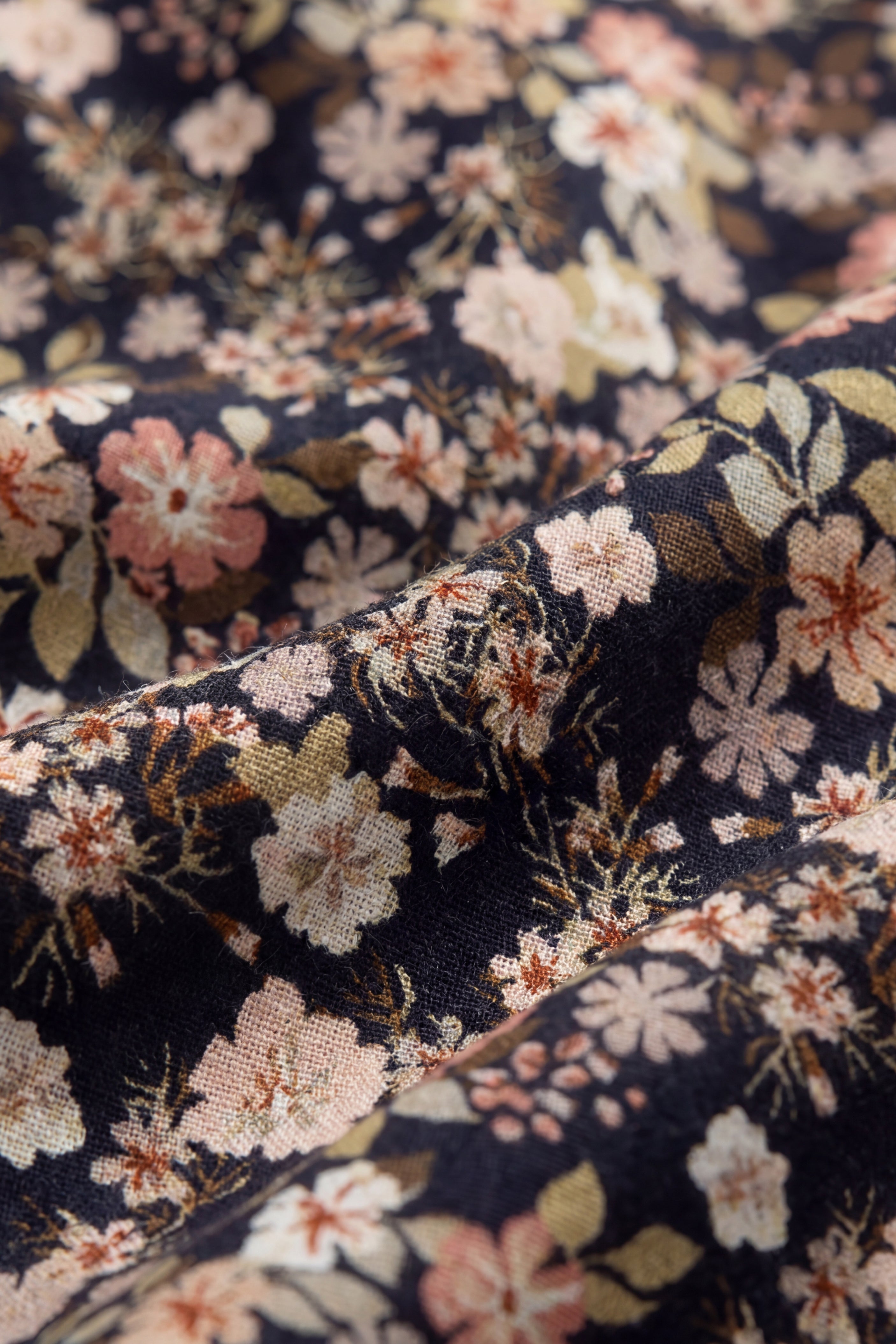 Robe en coton biologique avec motifs floraux d'inspiration rétro, à manches volantées et finitions délicates, pour filles (6 mois-10 ans), idéale pour le quotidien et les sorties.